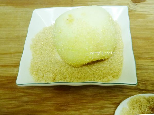 青蘋果均勻滾上一層黃砂糖。我喜歡黃砂糖和蘋果碰出的味道，特別是煮過後的焦香。若怕太甜，可以適量。