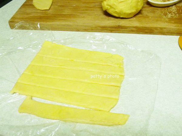 派皮桿平，厚約3mm，切四片方型和長條狀。烤箱180度預熱10分鐘。