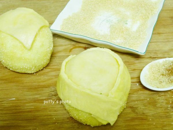 先在青蘋果上舖上一片方型派皮作為封口，四周則依序以長條狀派皮裹上，派皮間需黏合緊。