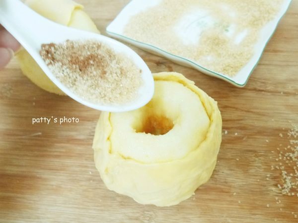 肉桂粉加適量的黃砂糖拌勻，填入青蘋果中。我是肉桂控，所以加了不少肉桂粉。