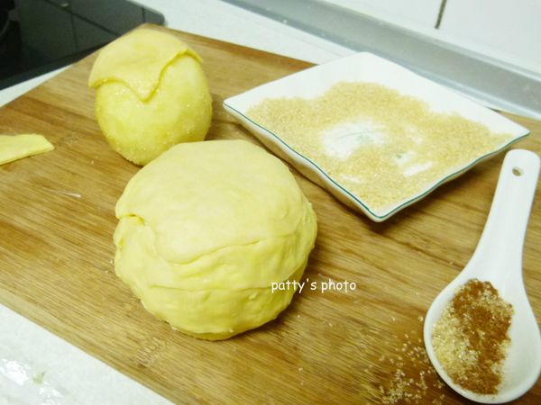 最後再蓋上方型派皮，封口。