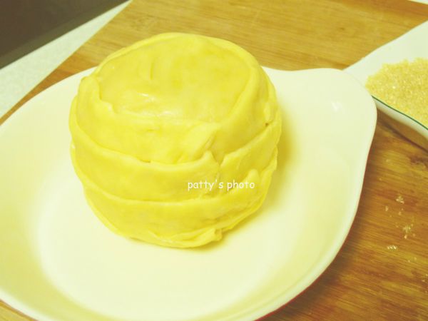 送進烤箱前先檢視一下，派皮間是否有黏合住。送進烤箱烤20分鐘。