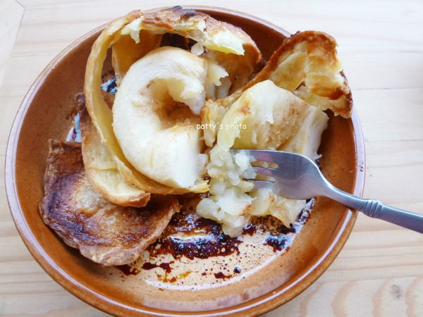 烤好，立即剖開，青蘋果相當軟鬆，好吃。