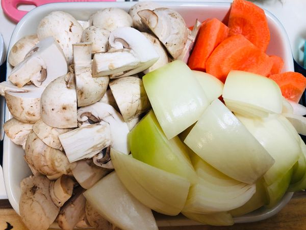 洋蔥、紅蘿蔔切塊，霸王蘑菇切2～4等分，若用小蘑菇就整顆不用切