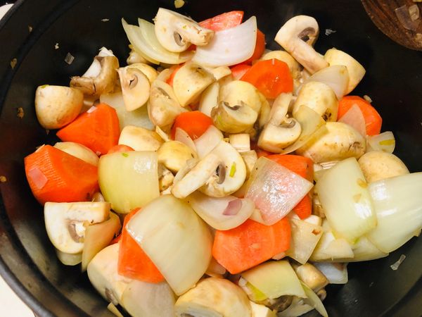 炒至蔬菜稍微變軟