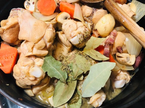 下白酒、香料，大火煮到白酒滾，揮發酒氣