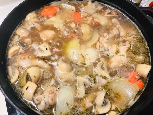 加入雞高湯至8分滿，滾後蓋鍋蓋轉小火，微微滾煮15分鐘