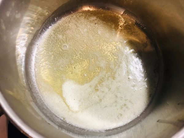 另起一鍋煮白醬，先融化奶油