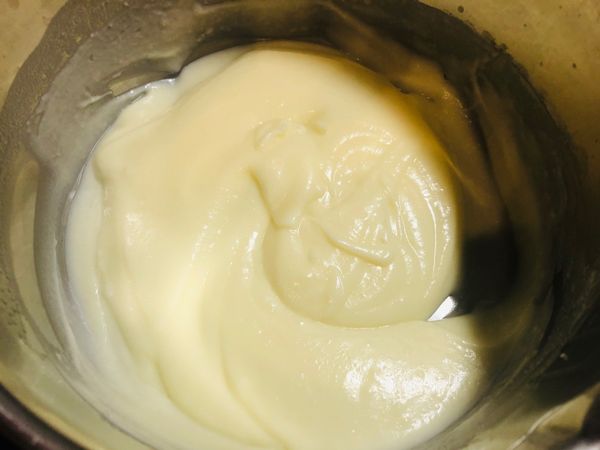 加入牛奶、白胡椒粉，分次加入雞高湯，變成濃稠狀完成