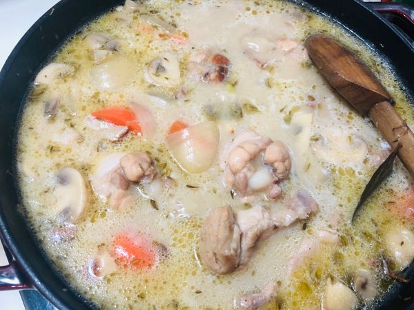 白醬加入雞湯，要攪散不然會結塊
開蓋煮15分鐘至湯汁變得稍微濃稠，撒上巴西里末即完成