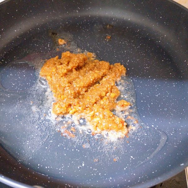 平底鍋加入少許健康油後將步驟3打好的醬料倒入油鍋中小火炸酥.