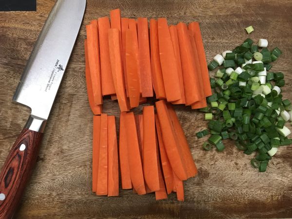 烤箱預熱180度，等待的時間來備料：紅蘿蔔去皮切成細條、青蔥切成蔥花、大蒜磨泥備用。