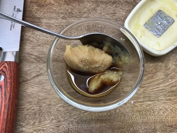 等待的時間來做「味噌醬」：分組內材料全部混合均勻即可。