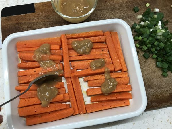 15分鐘後取出紅蘿蔔（還要烤第二次所以烤箱先不要關掉），均勻裹上「味噌醬」。