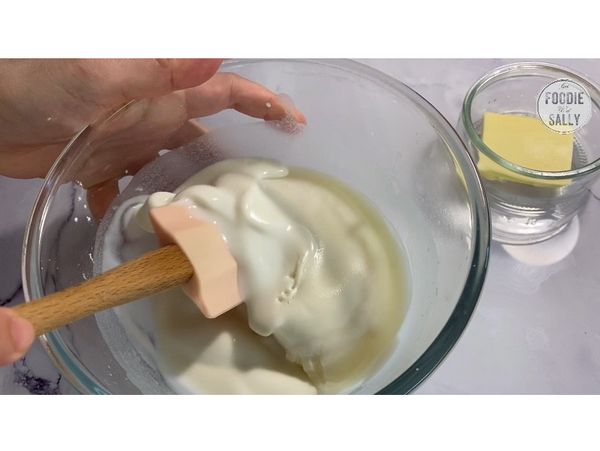 稍微攪拌後將無鹽奶油加入，持續攪拌直到奶油跟麻糬充分融合。
用保鮮膜封住後放於冰箱冷藏1小時