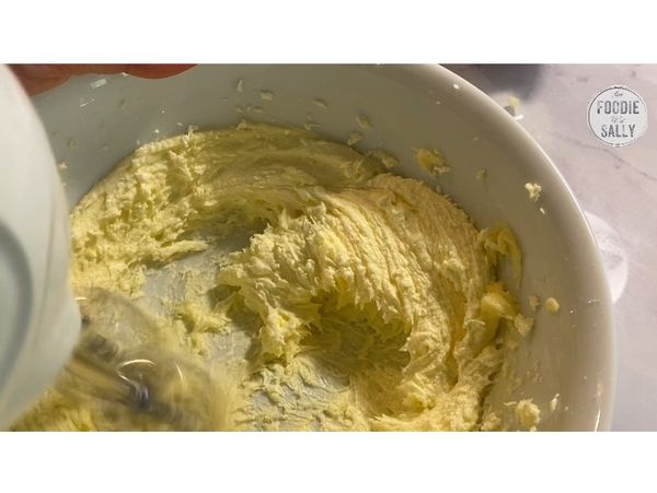 現在來製作餅乾體的部分：
首先先將室溫軟化奶油跟糖用電動打蛋器打至顏色變淡並充滿空氣感。