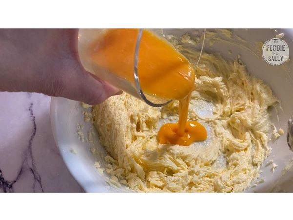 打一顆蛋，並分三次加入奶油糊裡。每加一次蛋液後都要用電動打蛋器打到融合後再加蛋液