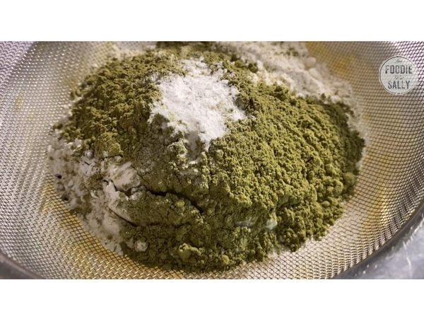 粉類食材一起過篩