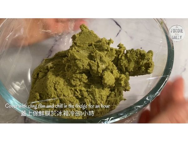 用矽膠刮勺拌攪成糰。封上保鮮膜至冰箱冷藏1小時