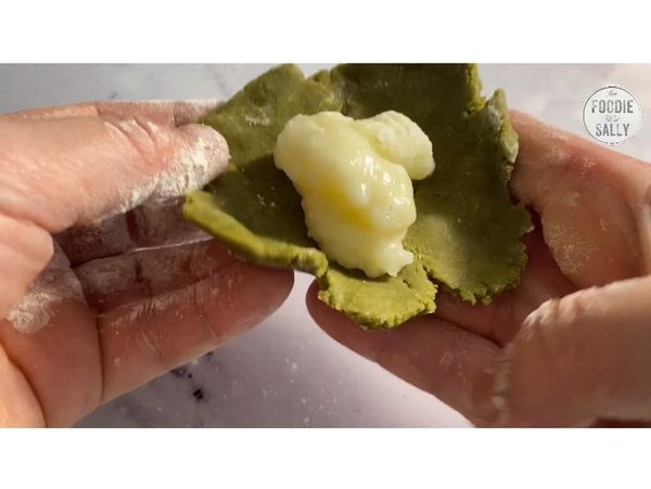 一小時後就可組合麻糬餡與餅乾麵糰了。
請先將麻糬餡與餅乾麵糰各分成14等份。將餅乾糰捏成扁平圓型，再將麻糬餡包入