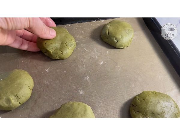 完成後置於180度（已預熱）烤箱烤18分鐘。出爐後置冷卻架上冷卻後即可食用。