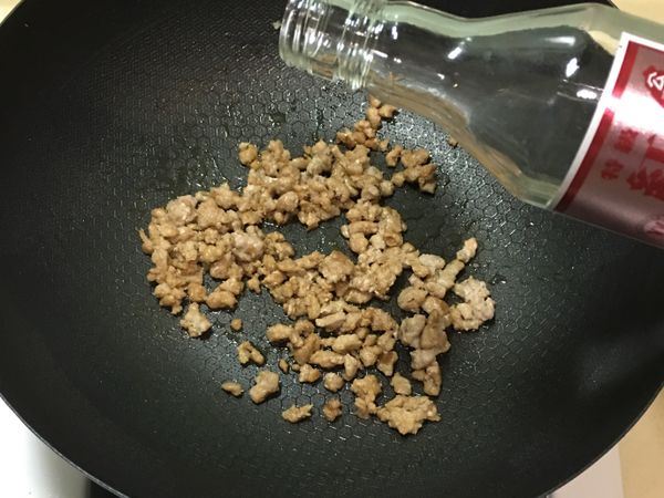 米酒炒一下