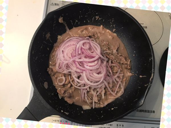 1.加入「30ml水」跟「洋蔥」翻炒約1-2分後起鍋完成