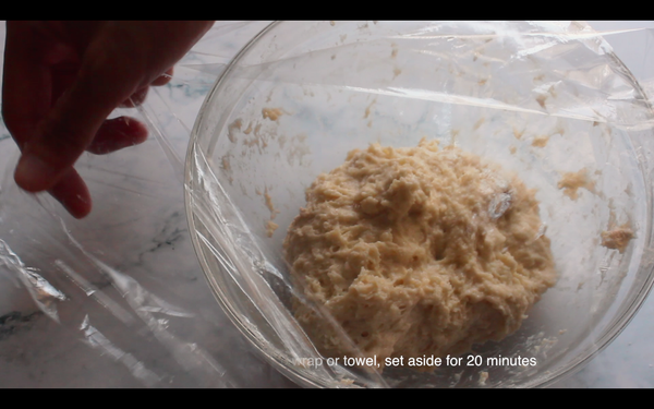 在碗中加入高筋麵粉、鹽、速發酵母、糖和牛奶
攪拌至無粉粒,約1-2分鐘 蓋上保鮮紙或毛巾靜待20分鐘