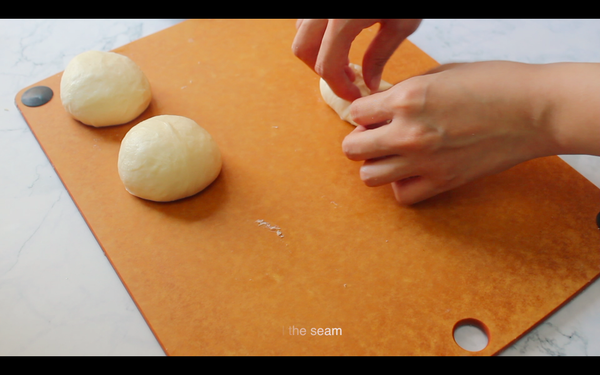 反轉麵糰然後重覆排氣，捲成條狀
記得收尾要壓緊