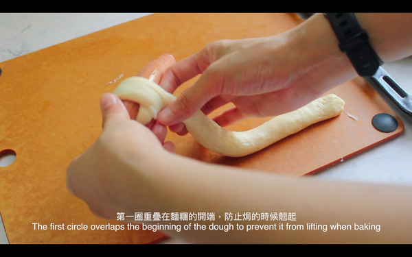搓成長條狀，約2條多一點的腸仔(香腸)長度 
捲上腸仔(香腸），第一圈重疊在麵糰的開端，防止焗的時候翹起
收尾要壓緊