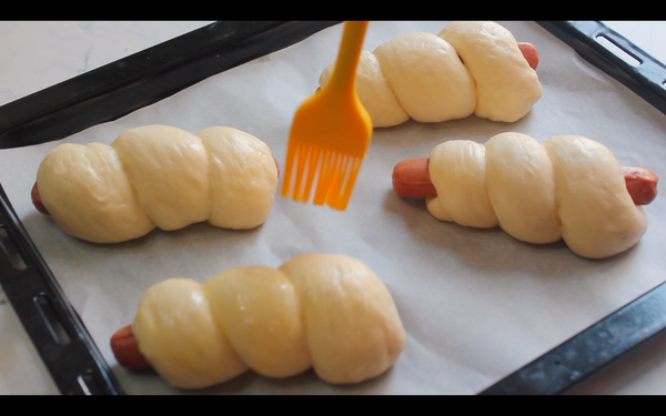 塗上蛋液,放入已預熱的焗爐以190度焗12-15分鐘
嚐樂 The joy of taste
影片：https://youtu.be/CzEB48a3Tic