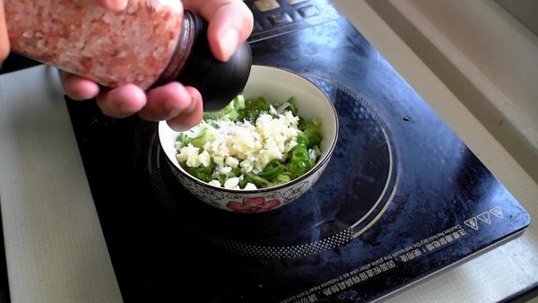 蒸的過程中來準備蔥油醬。蔥油醬材料全部拌勻即為蔥油醬半成品，用鍋子加熱20-30cc左右的油。