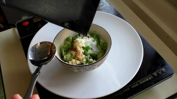 油開始微微冒煙後倒入步驟2拌好的蔥油醬半成品中拌勻即完成