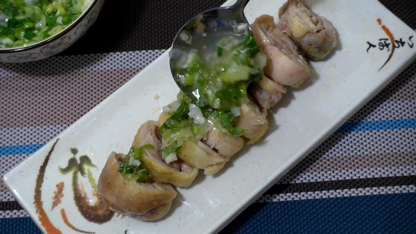 雞腿捲整好後切成適當大小，量上蔥油醬以及適量的雞湯(蒸雞肉時產生的湯汁)即可