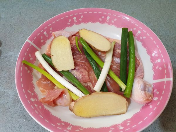 加一些些米酒/鹽巴稍微按摩一下，放蔥段，3片薑片，電鍋外鍋放2杯水開始蒸，待約20分電鍋跳起來後直接在悶30分