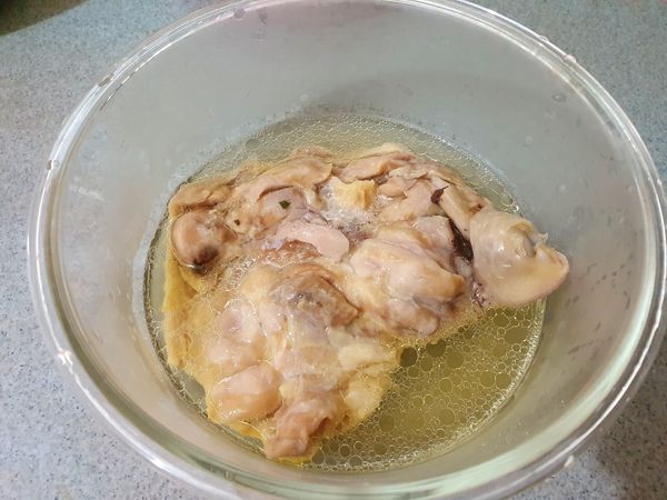 悶好後祧出蔥跟薑片，放涼就可以冰箱冷藏一晚