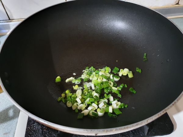 雞油下鍋加熱後加入蔥段攪拌一下即可關火，倒入小碗後在加入蒜頭末雞一點雞高湯（雞凍），一點胡椒鹽巴調味就完成了