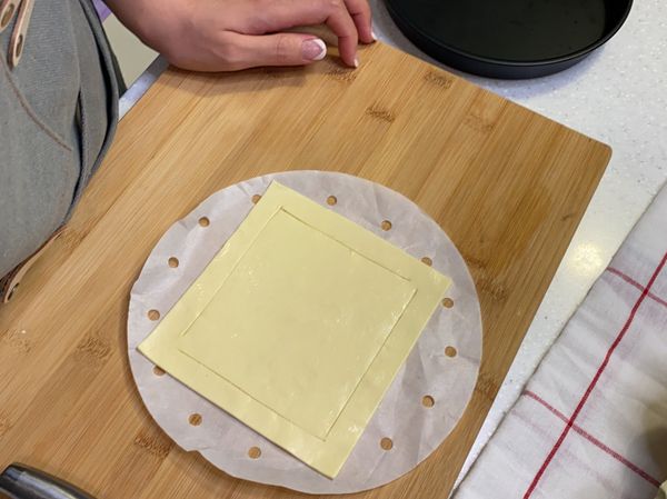 在起酥片裡切兩個L角，對折。