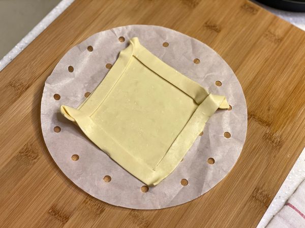 底部這樣就完成了，不要過度按壓。會影響起酥的膨脹喔！