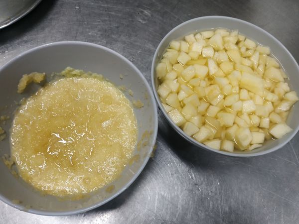 兩顆蘋果去皮切丁泡水
兩顆蘋果拿來擦成泥滴幾滴檸檬汁避免氧化變黃