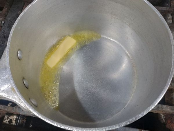 乾淨鍋子加入無鹽奶油小火融化