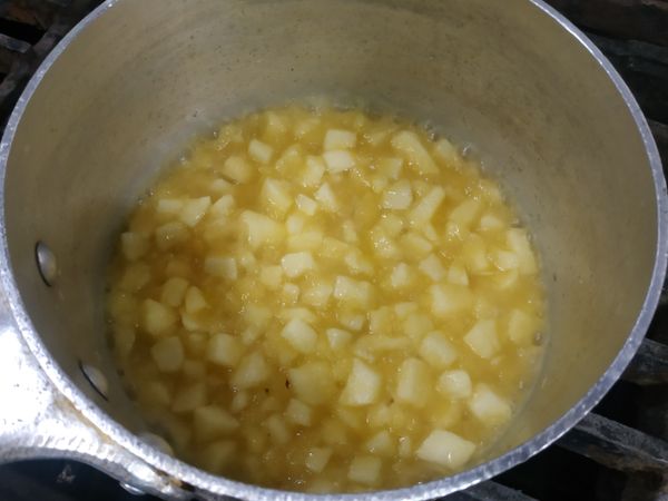 小火炒約五分鐘蘋果軟化後加入粉漿勾濃稠狀