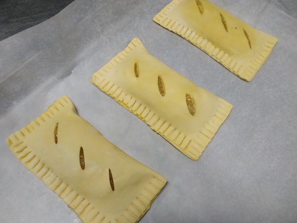 對折後用叉子在四周輕壓封緊