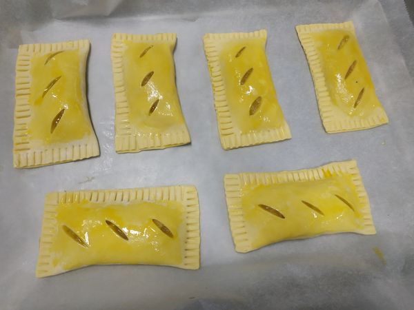 放置烤盤上用剩餘蛋黃液表面刷上
烤箱200度烤約15分鐘