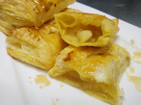 也可以用吐司去邊擀麵棍壓扁代替酥皮
就變成吐司蘋果派囉！