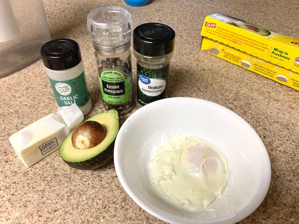 準備所有食材
雞蛋我是用微波爐加熱38秒就可以呈現半熟狀態（可以用任何你想吃的蛋 我只是不想要有油去煎😅