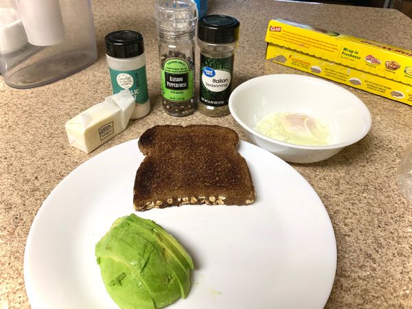 烤好的吐司塗上奶油
酪梨切片狀