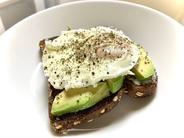 之後在把蛋鋪上去後就可以灑自己喜歡的調味料就完成✅