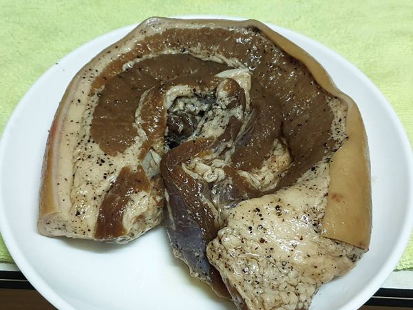 將醬料均勻塗抹於肉上，放入夾練袋內，再搓肉按摩一下比較會入味，再放入冰箱4-5天。過程約2天翻面一次（稍微在搓揉）。