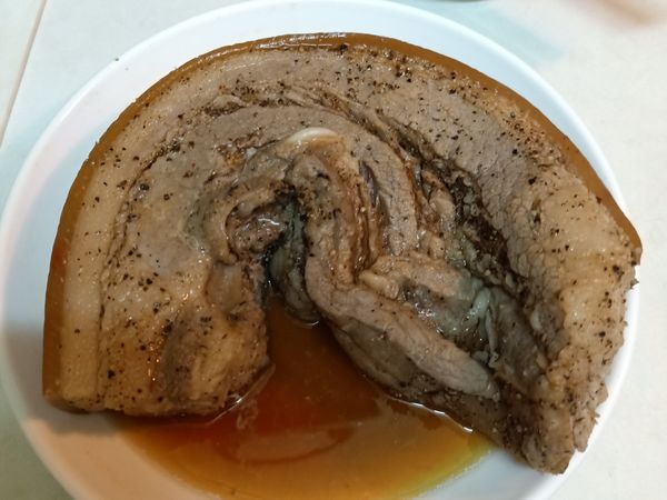 冰箱取出後，放入電鍋用一米杯水略蒸熟。
蒸完後，再切成3cm厚入平底鍋煎（熱鍋不放油），煎至喜愛的恰恰程度（焦香），豬皮部分略煎一下更有口感即可起鍋切薄片。